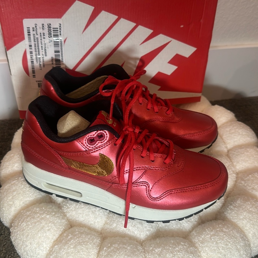 RARE + Never Worn! Nike Women's Air Max 1 "gold sequin size 6